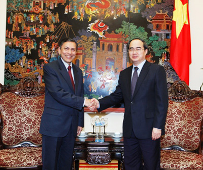 ທ່ານຮອງນາຍົກລັດຖະມົນຕີ ຫງວຽນທ້ຽນເຍິນ ຕ້ອນຮັບ ເອກອັກຄະລັດຖະທູດ ສ.ອີນເດຍ